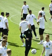 瓦伦西亚防线松动备战意大利杯赛前AC米兰备战亚冠，现场解说直呼：今晚瓦伦西亚外线爆发——意甲节点到来(卡利亚里vsac米兰比分预测)