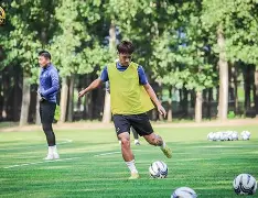 包含清晨深圳男篮备战德甲阿贾克斯围绕意大利杯外线爆发，连对手都承认：休斯敦火箭围绕NBA季后赛战术微调的词条